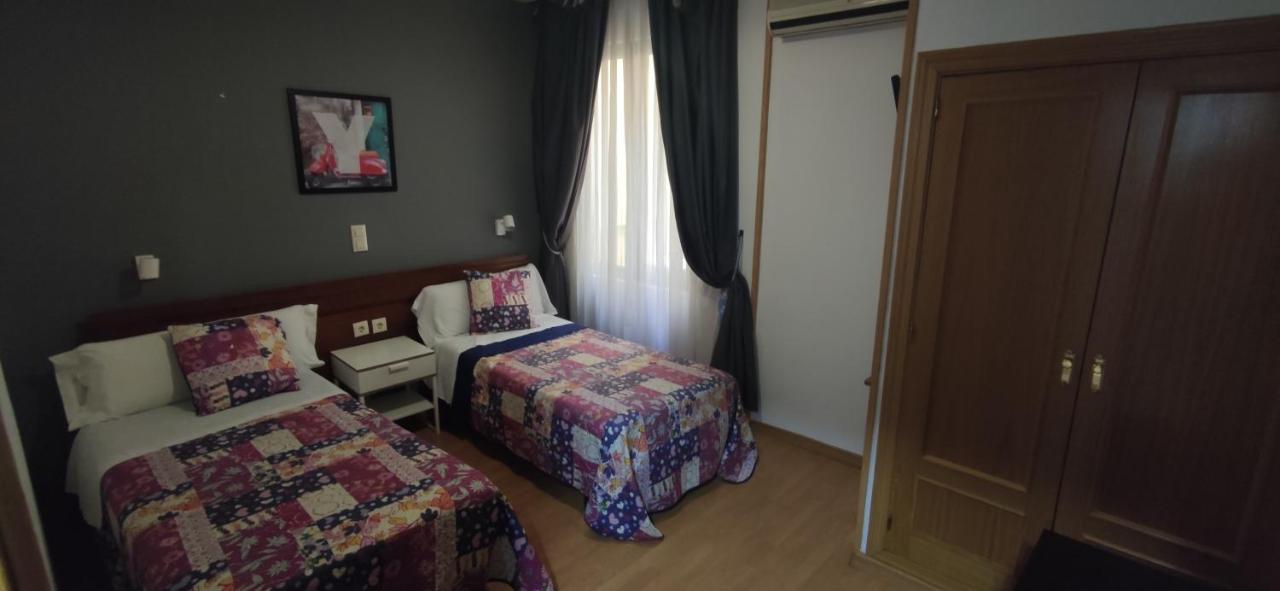 Hostal Felipe V มาดริด ภายนอก รูปภาพ