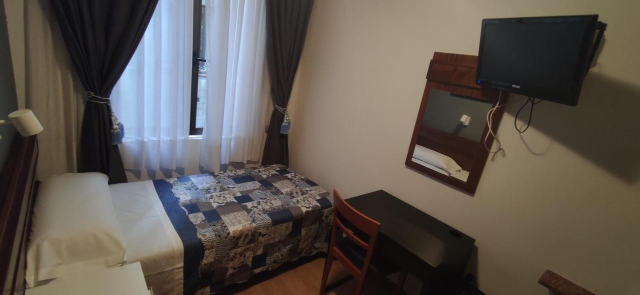 Hostal Felipe V มาดริด ภายนอก รูปภาพ