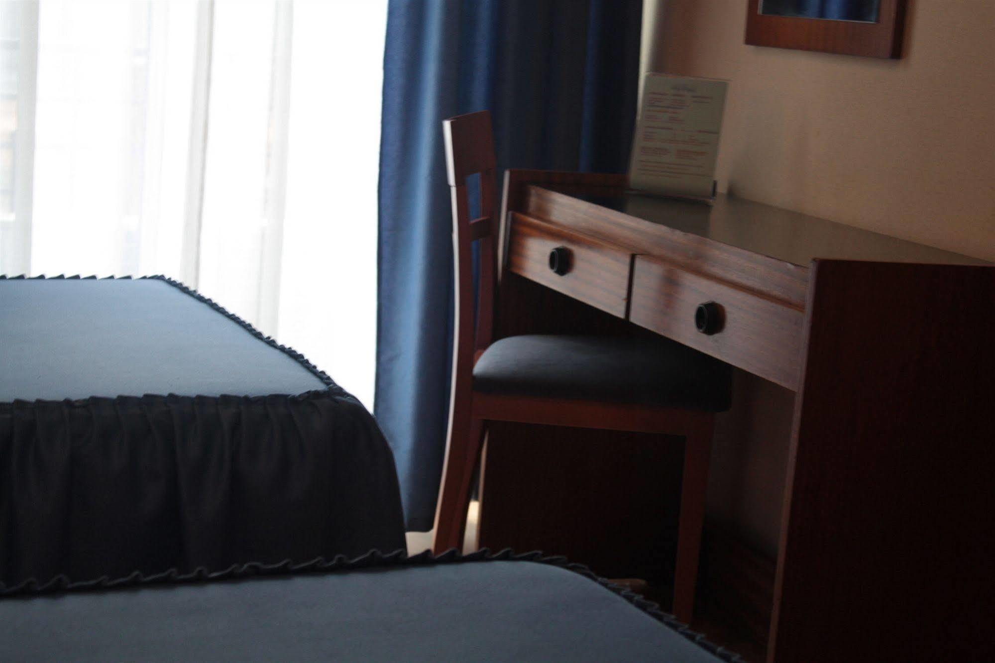 Hostal Felipe V มาดริด ภายนอก รูปภาพ
